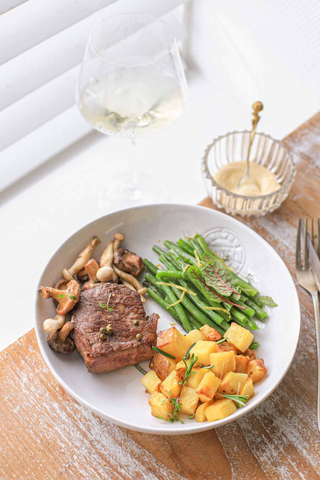 Peper steak met citroen aardappeltjes, paddenstoelen & boontjes