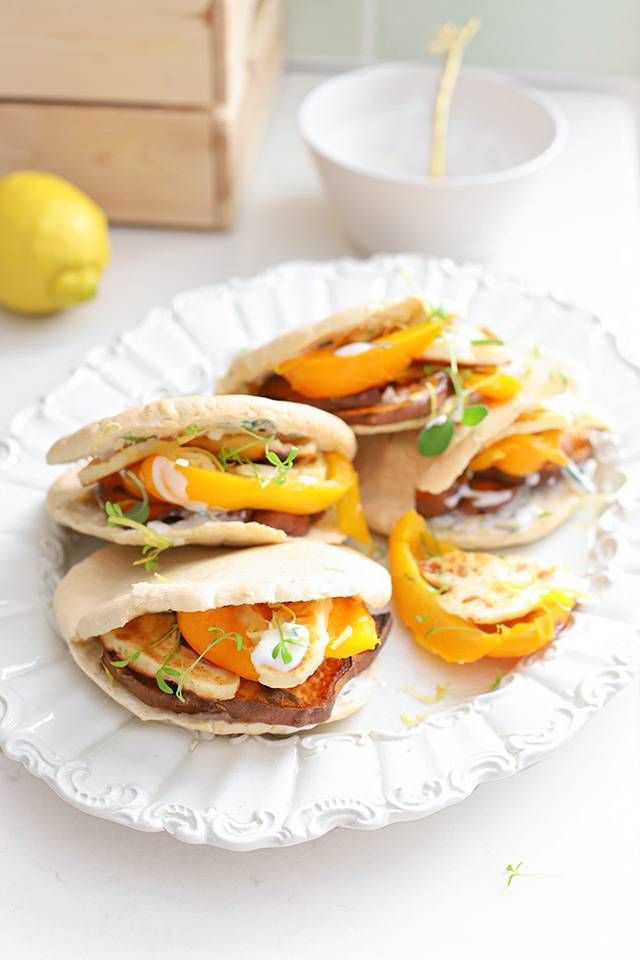 Pita met geroosterde groenten en halloumi