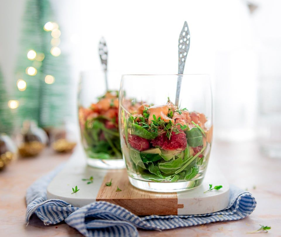 Zalmcocktail met warmgerookte zalm, avocado en grapefruit
