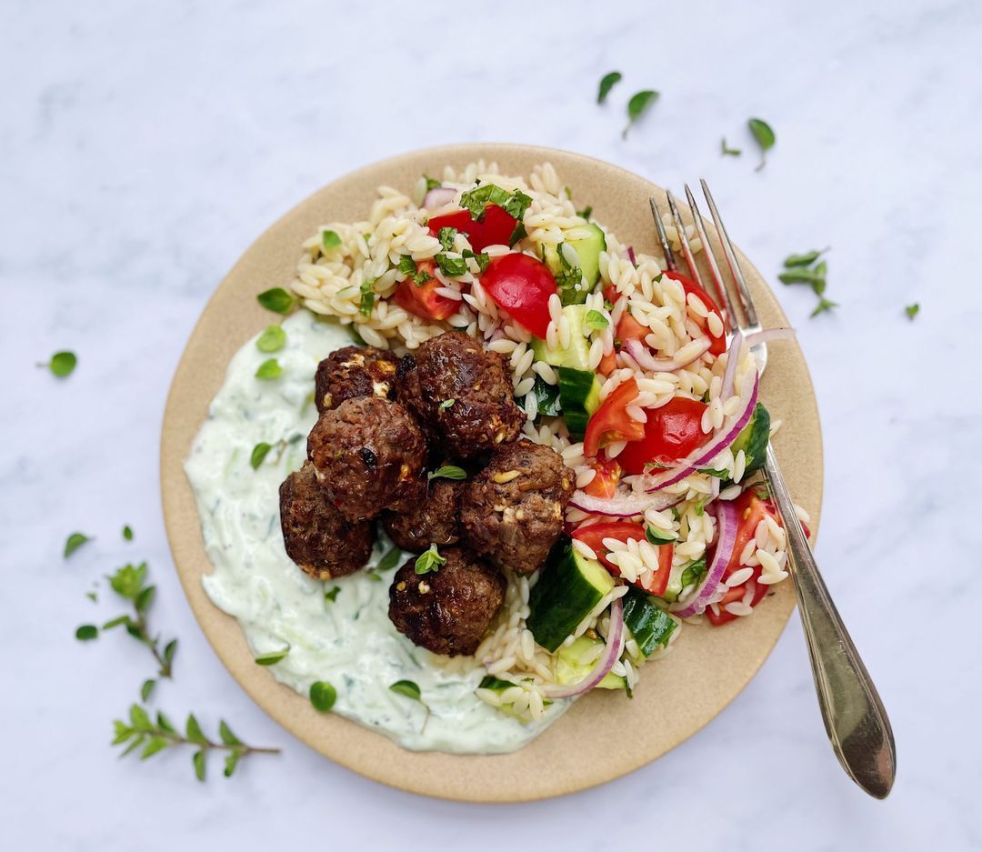 Griekse Orzo Salade Met Gehaktballetjes En Tzatziki
