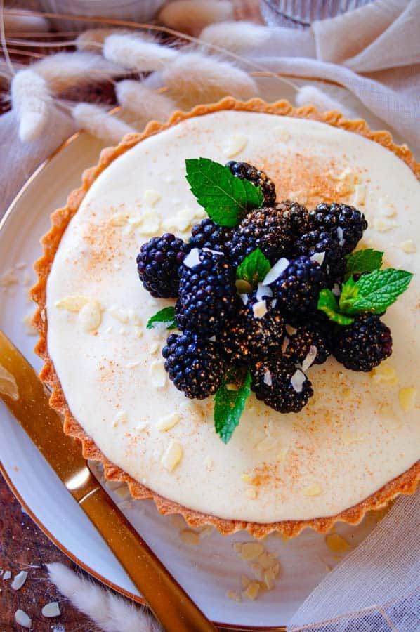 Taart met witte chocolademousse en bramen