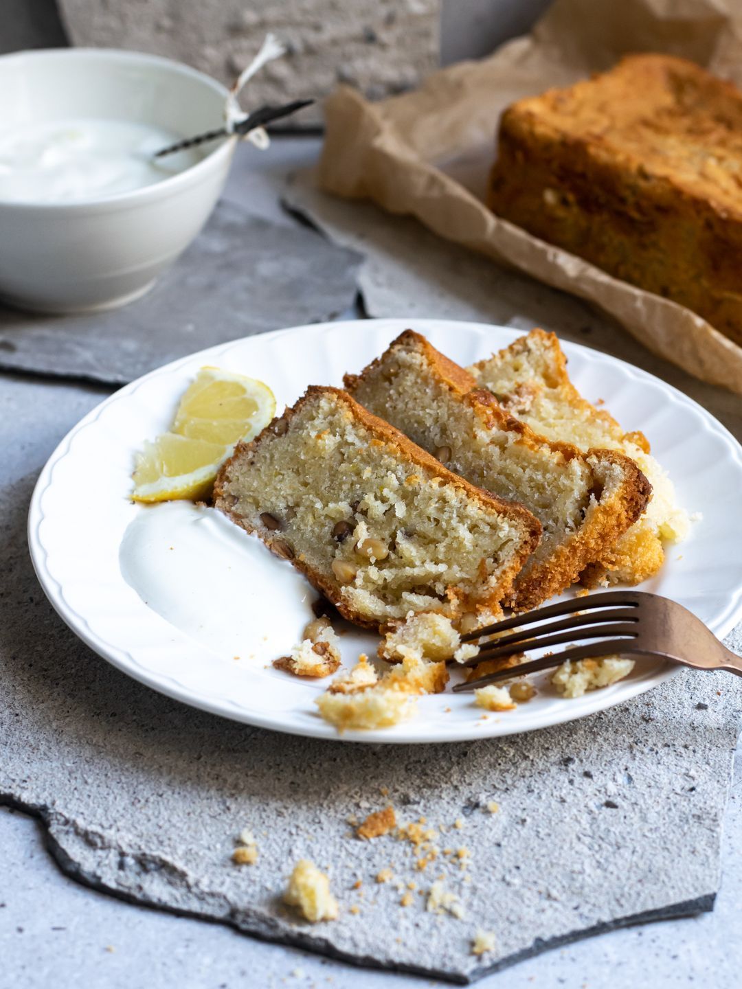 Yoghurtcake met citroen en pijnboompitten