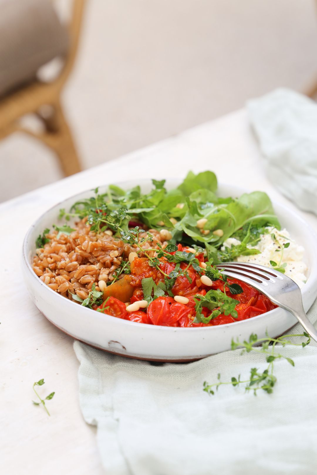 Graantjessalade met farro, gestoofde tomaten en ricotta