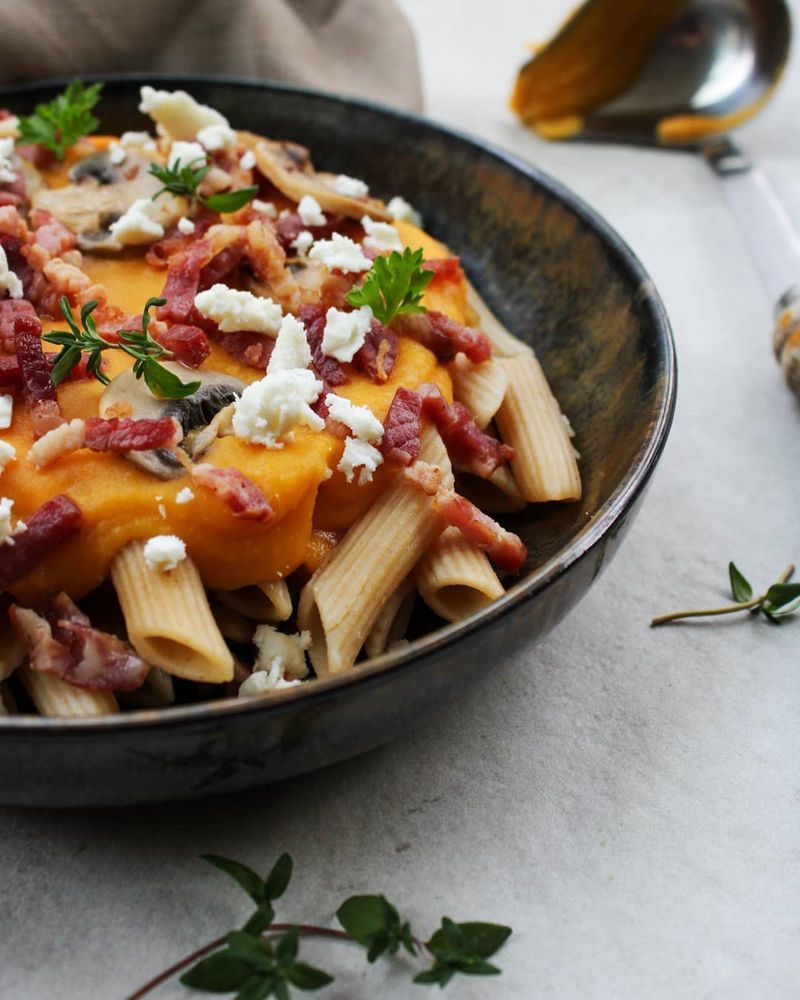 Penne met pompoenroomsaus, feta, boschampignons en spekjes