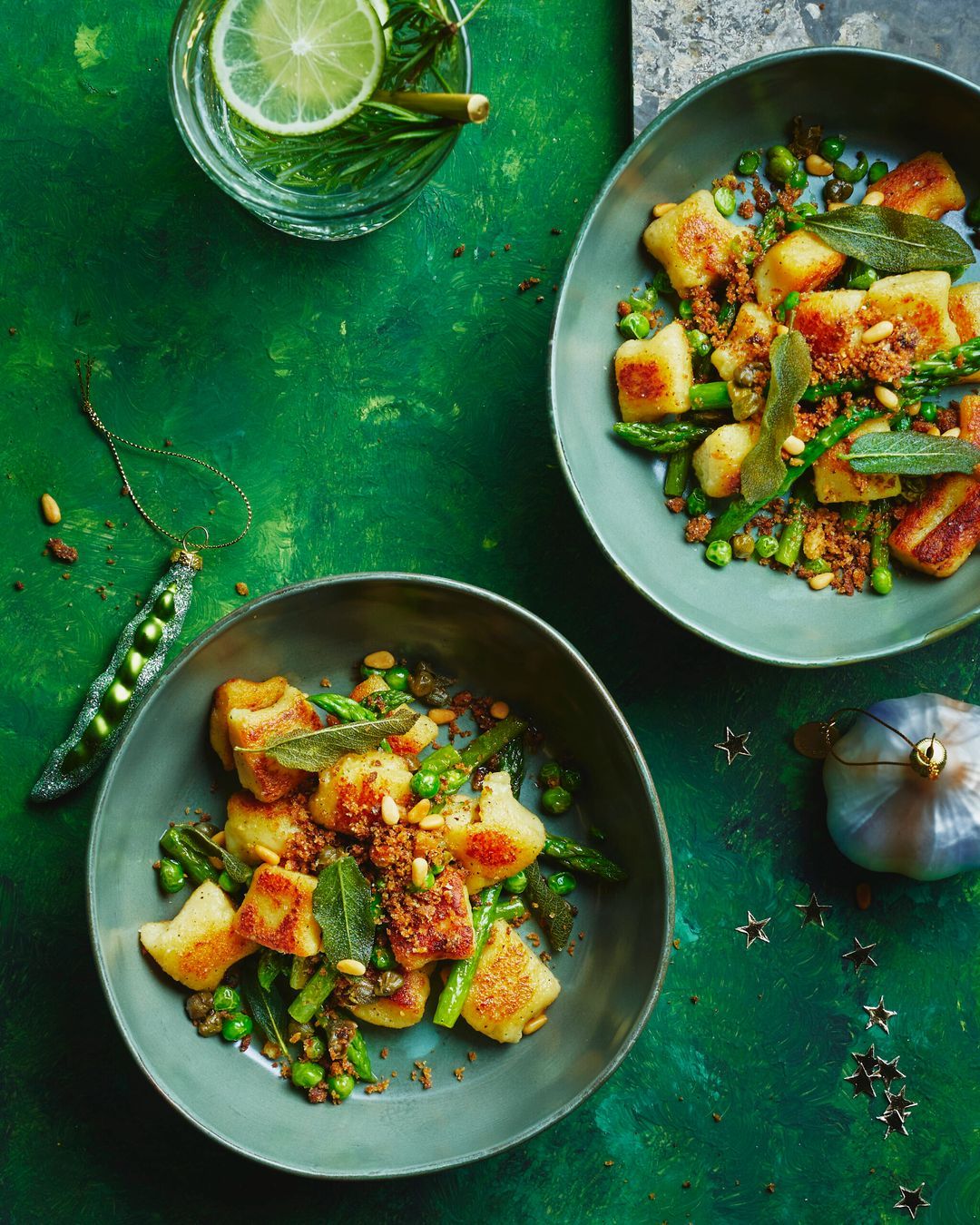 Gebakken knoflook-gnocchi met pan grattato
