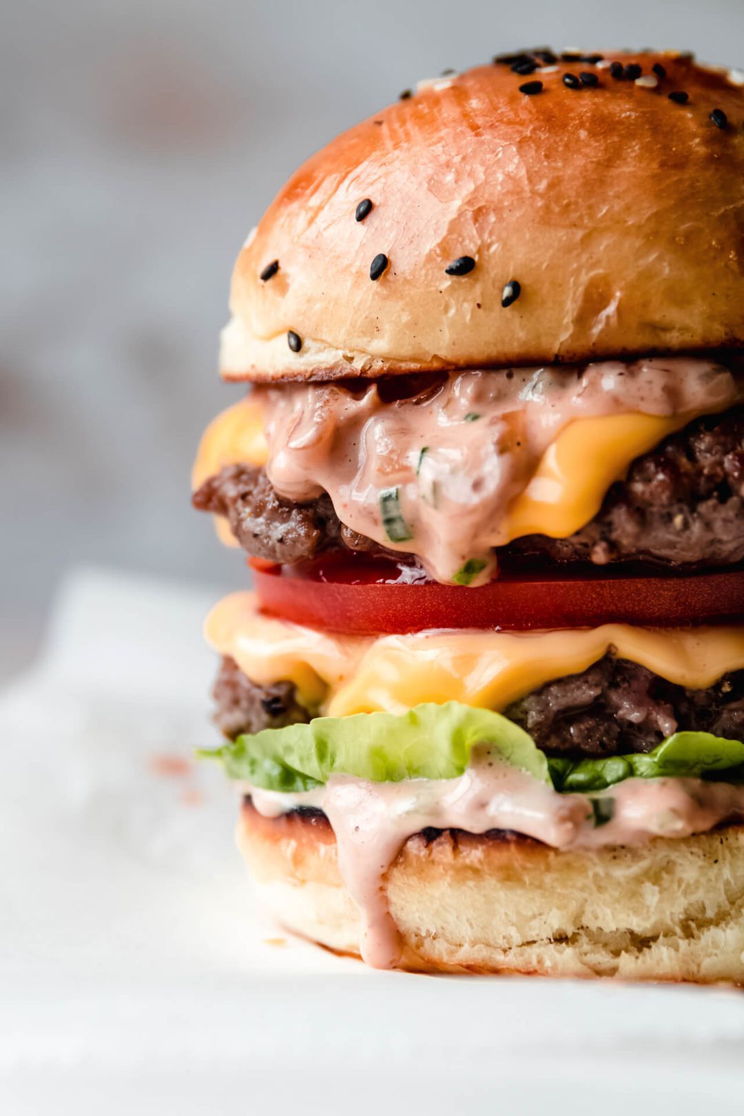 Dubbele cheeseburger met gekarameliseerde ui saus