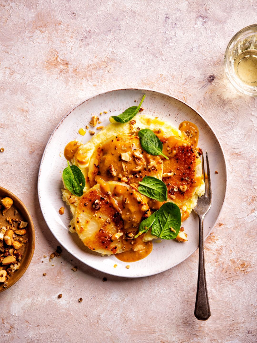 Gegrilde knolraap met mosterdmarinade en notencrunch