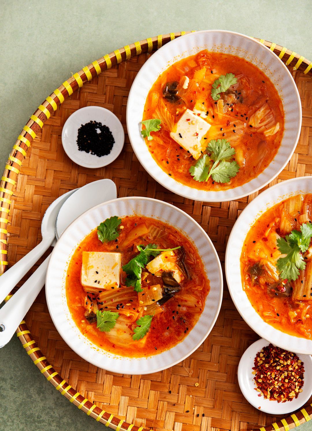 Jjigae (koreaanse stoof met kimchi en tofu)
