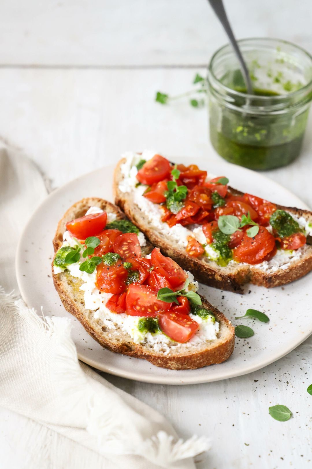 Lunchtoast met ricotta, tomaatjes en pesto