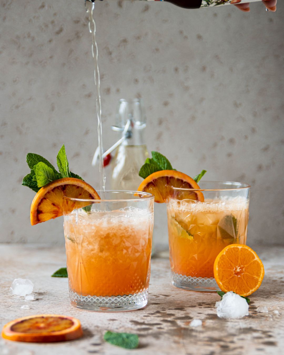 Alcoholvrije bloedsinaasappel vlierbloesem spritzer