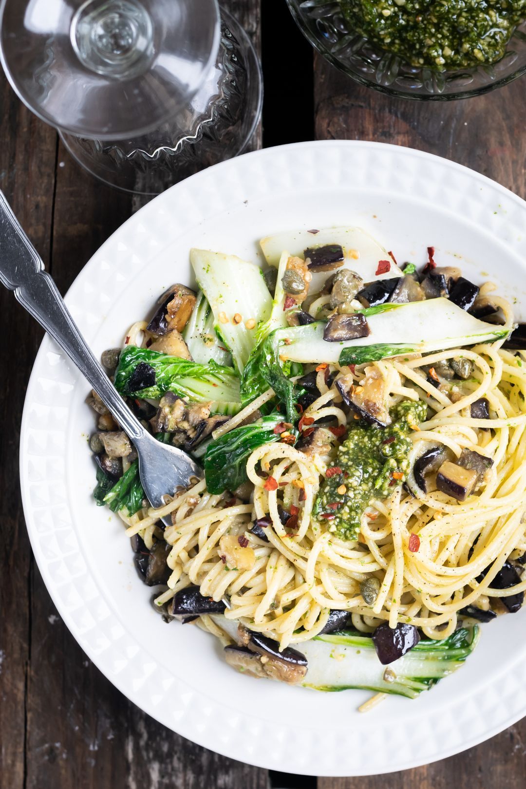 Vegetarische spaghetti met aubergine, pesto en paksoi
