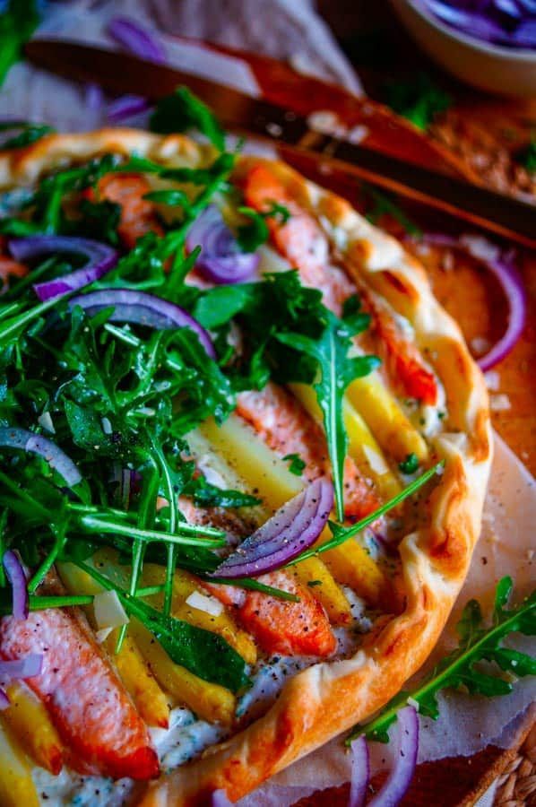 Pizza met asperges en zalm