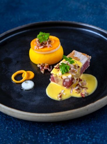 Tonijn mi-cuit met pecannoten en gemarineerde sjalot met butternut