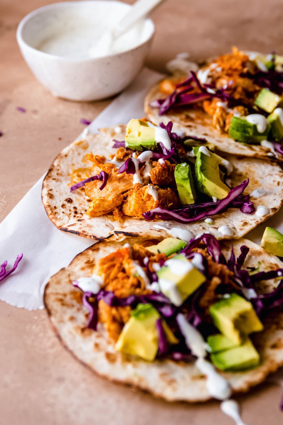 Buffalo chicken tacos met ranch saus
