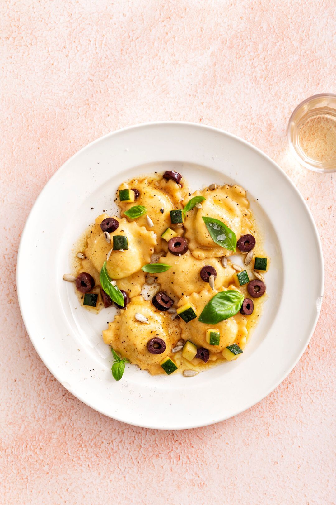 Ravioli met ricottavulling, courgette en beurre noisette met olijven