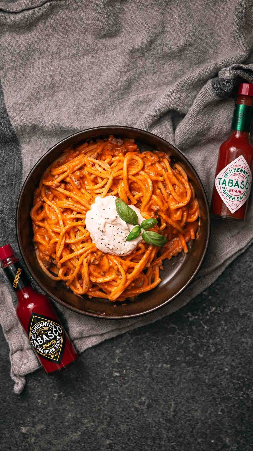 Pasta roasted tomatensaus, spicy whipped ricotta & gehakt