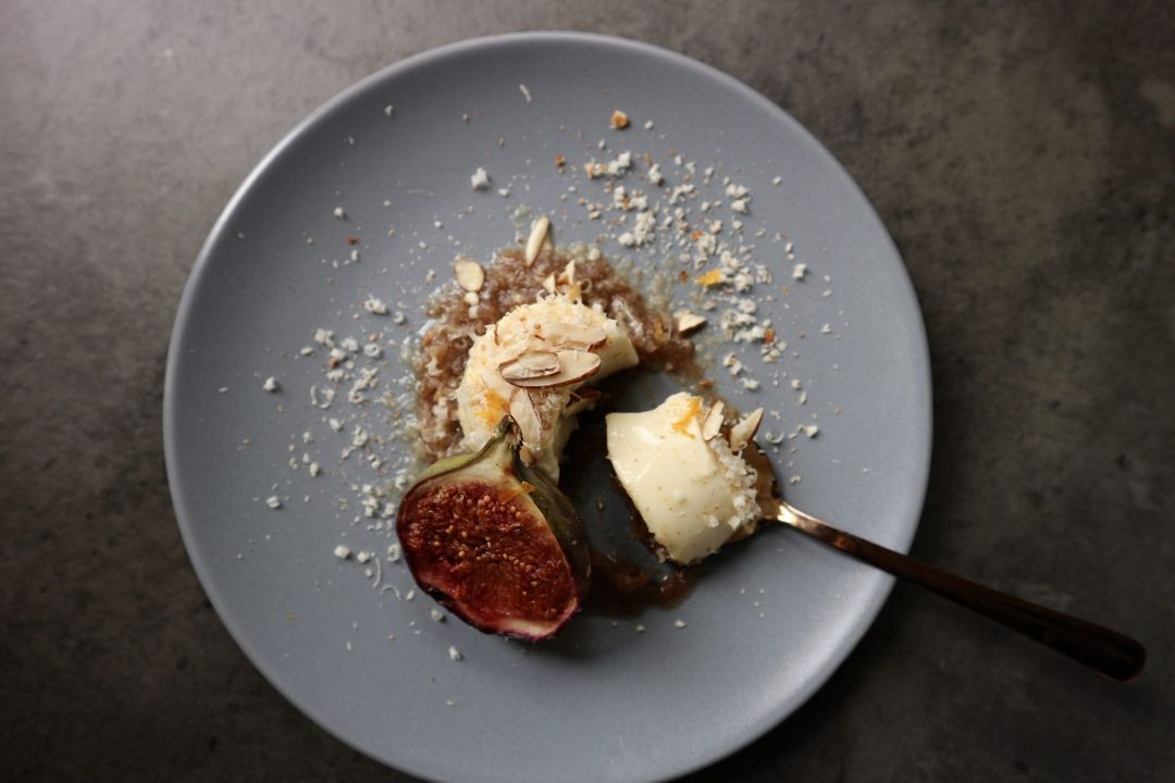 Panna cotta met gezouten dadelpuree & gegrilde vijg