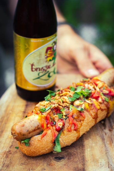 Duivelse Hot Dog met Tricolore van sauzen