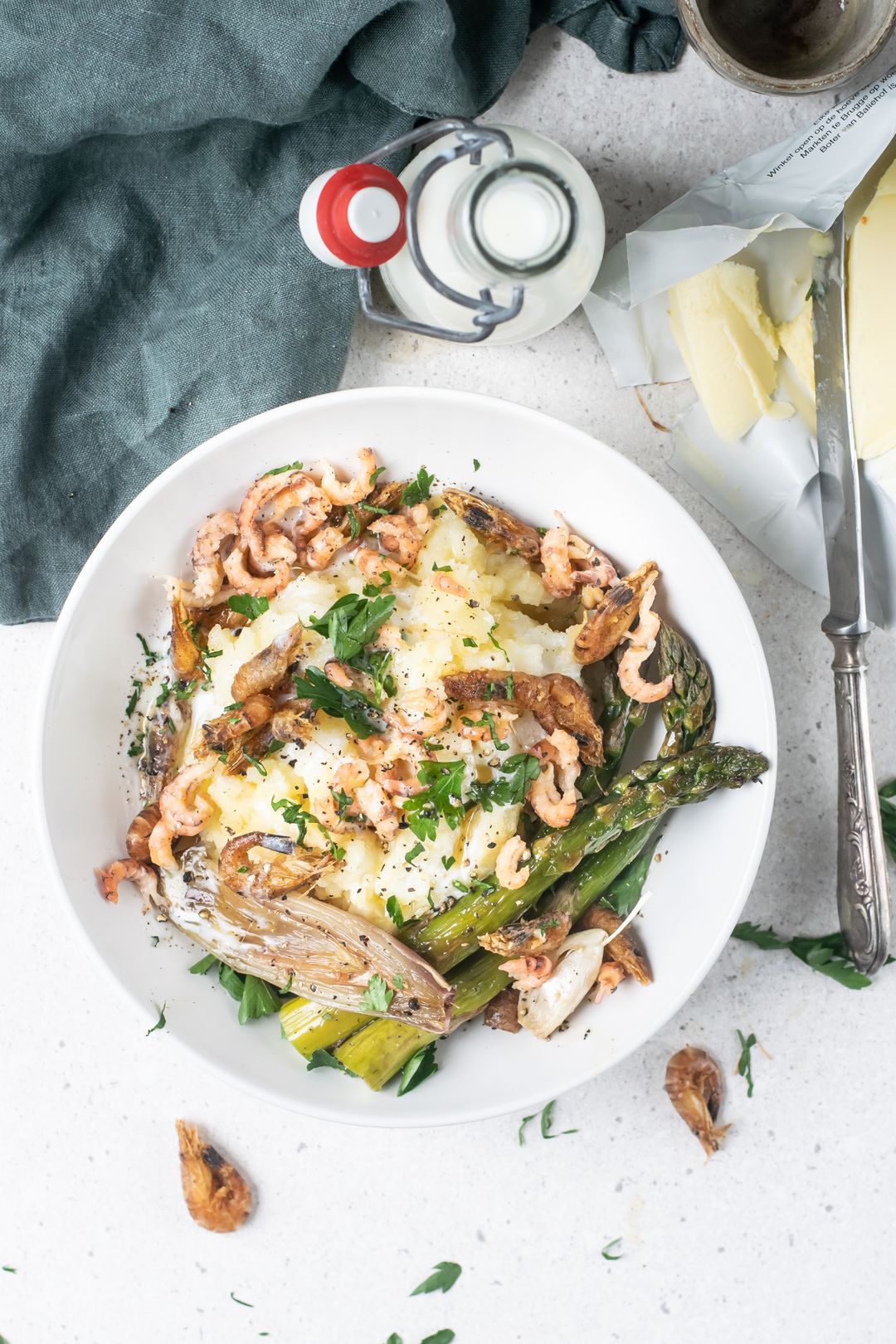Karnemelk puree met garnalen, asperges en bruine boter