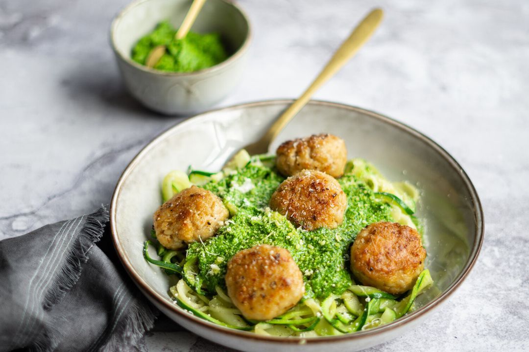 Courgettenoedels met kipballetjes en spinaziepesto