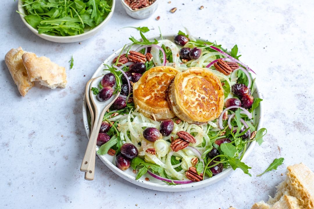 Salade met gegrilde geitenkaas en druiven