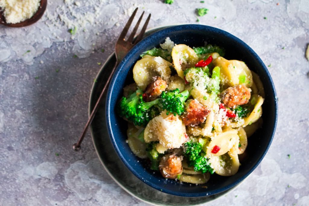 Pasta met broccoli, worst en venkelzaad