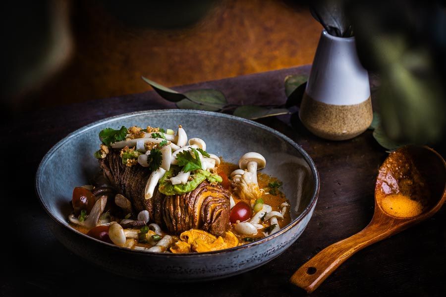 Hasselback van zoete aardappel, curry & paddenstoelen - bbq bastard