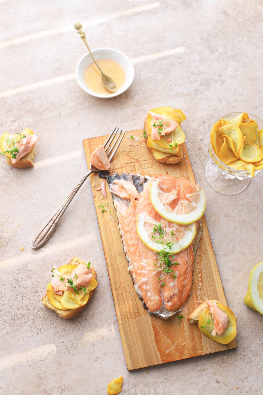 Zalm crostini met portstroop & courgette