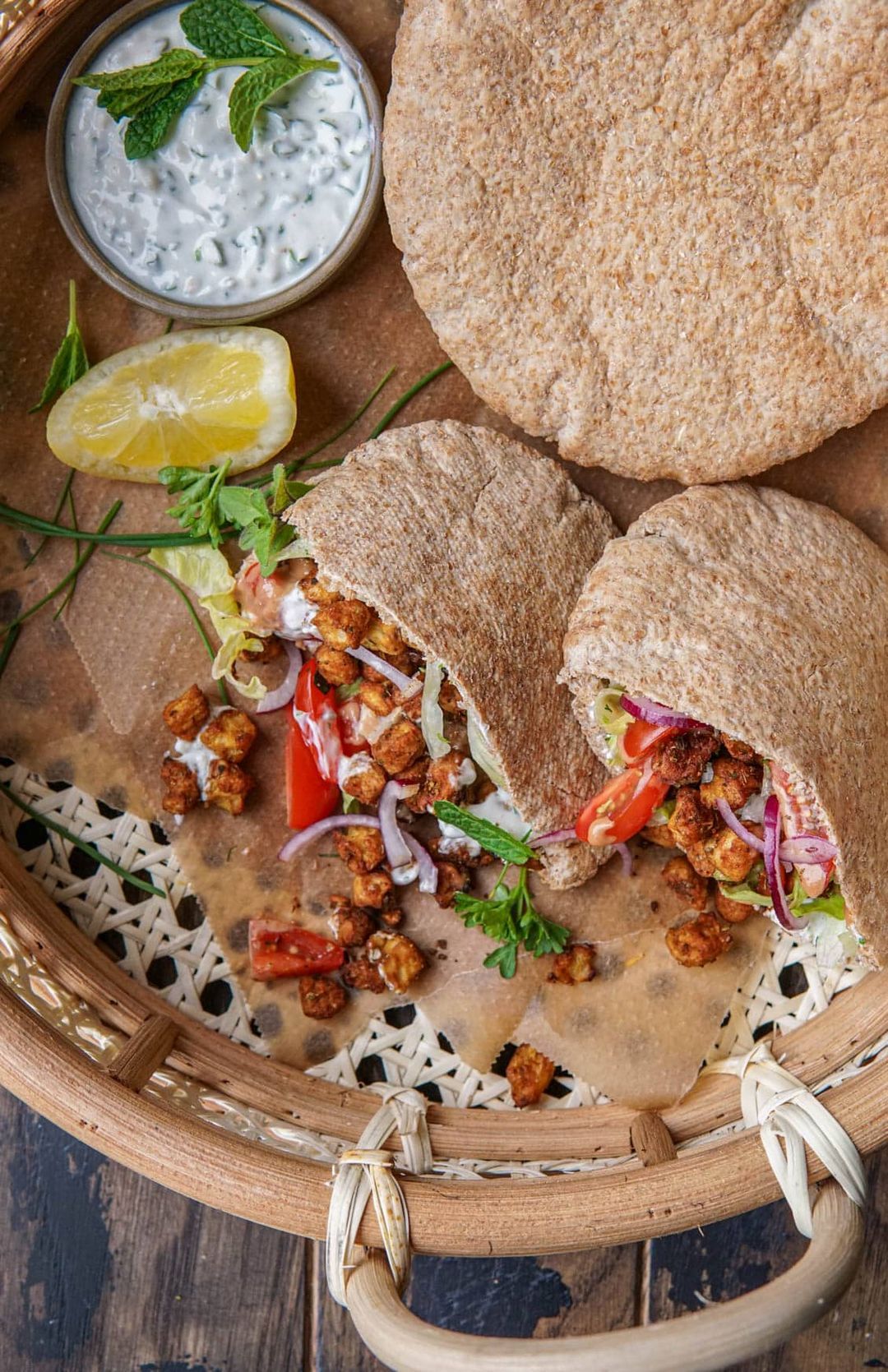 Vegan pita shoarma met soja stukjes en tahini dressing