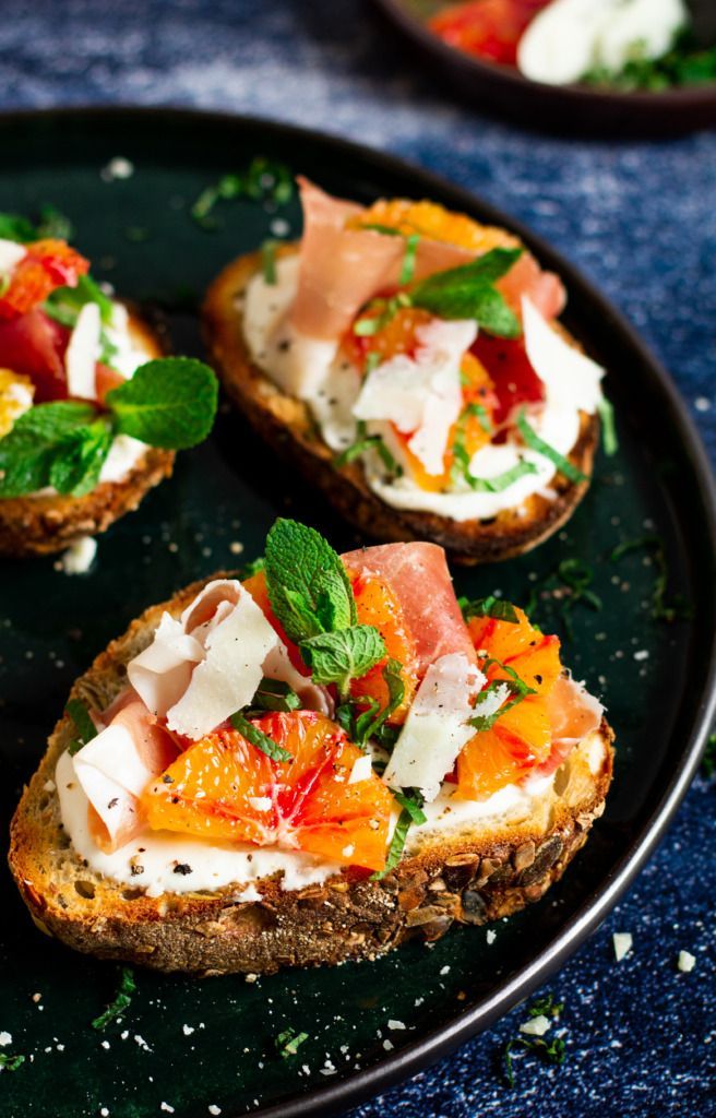 Bruschetta met fetacrème, sinaasappel en ham
