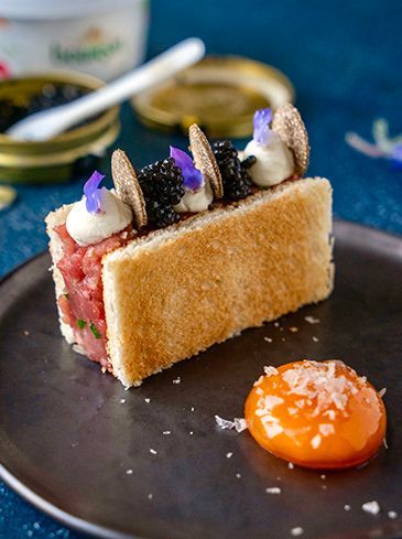 Croque de luxe met steak tartaar, truffel en kaviaar