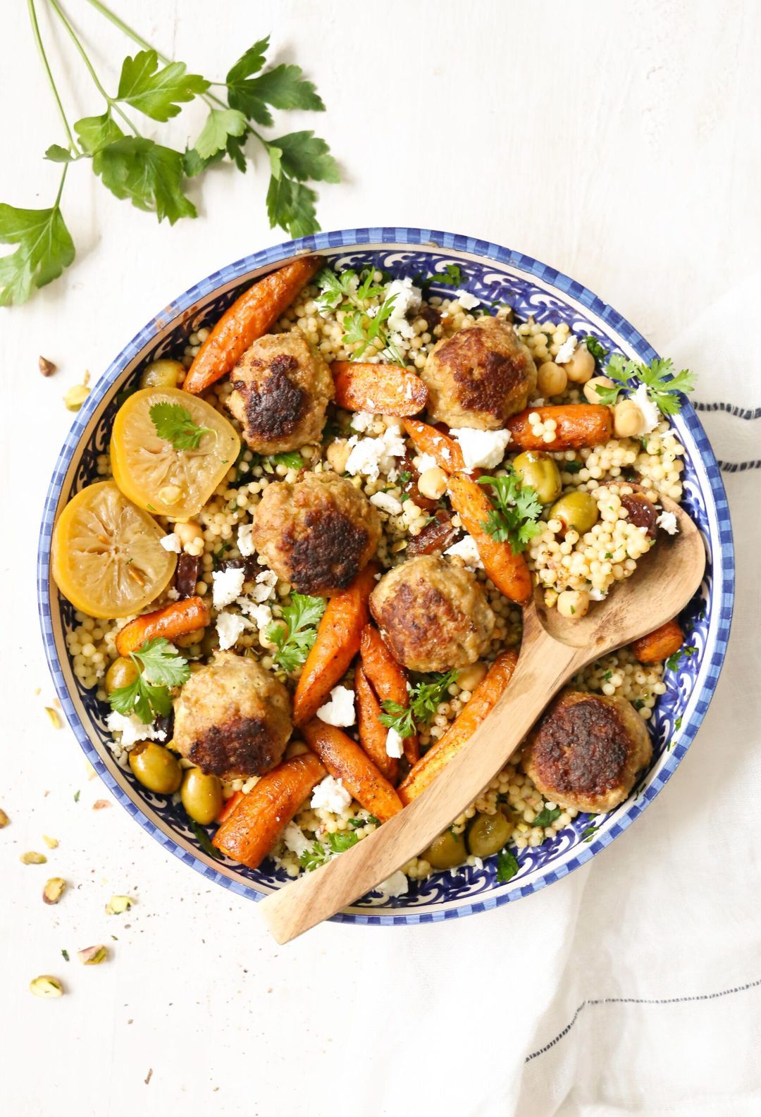 Couscoussalade met gehaktballetjes, geroosterde wortels en feta