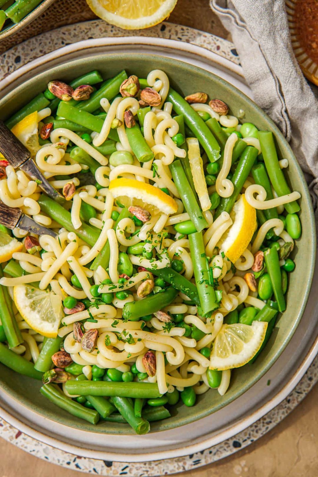 Vegan pastasalade met sperziebonen en tahini dressing