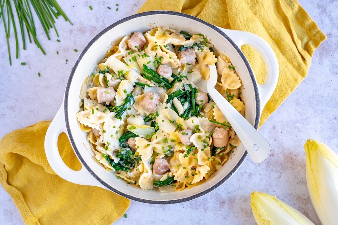 Romige eenpots pasta met witloof en worst