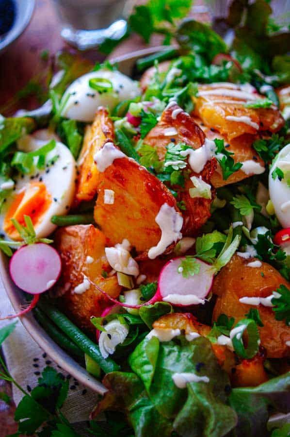 Salade met geplette aardappelen, sperziebonen en yoghurtsaus