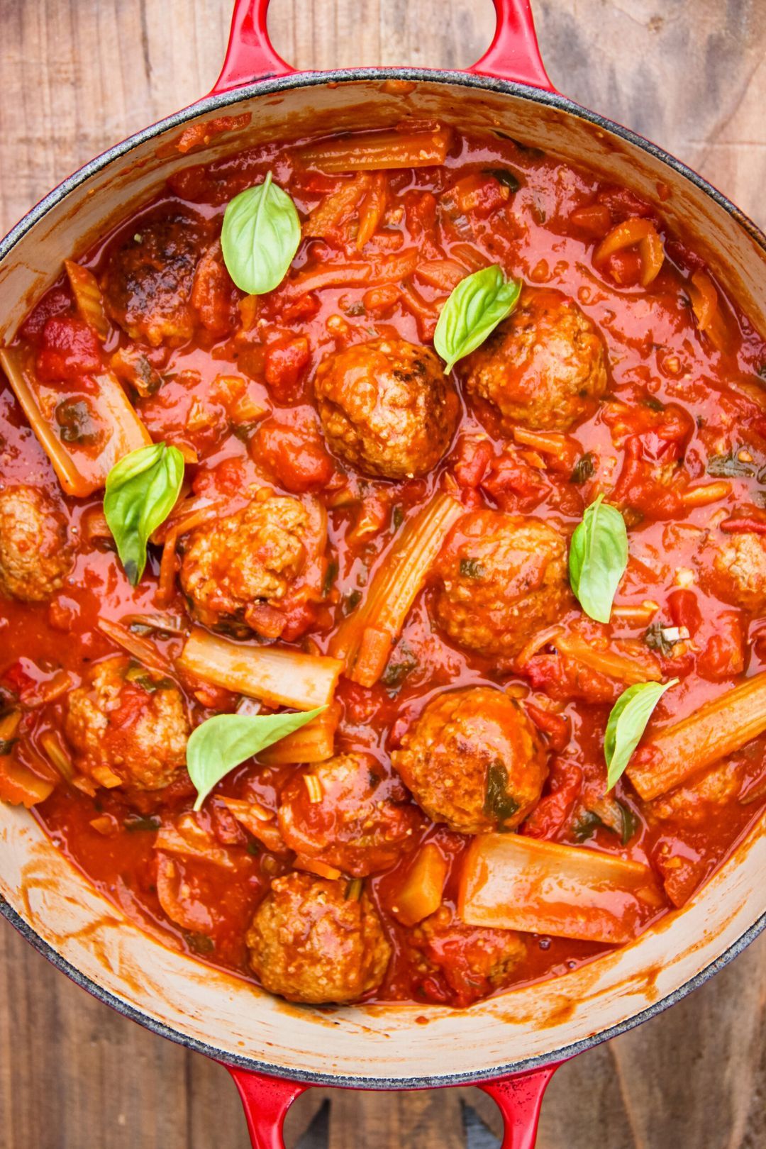 Selder met balletjes in tomatensaus