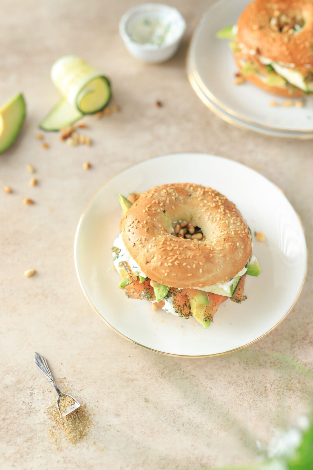 Bagel met zalm, roomkaas, avocado & courgette
