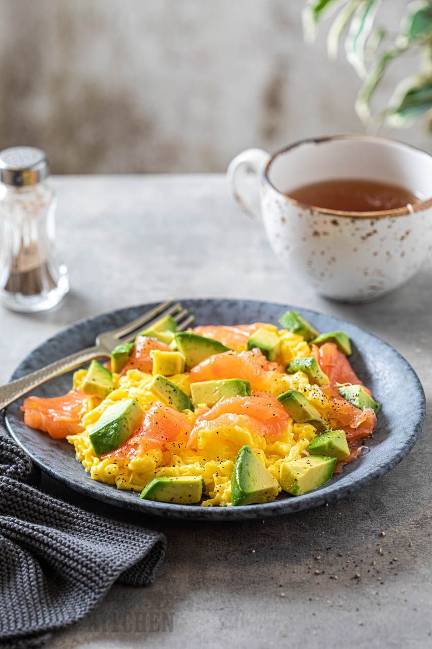 Roerei met zalm en avocado