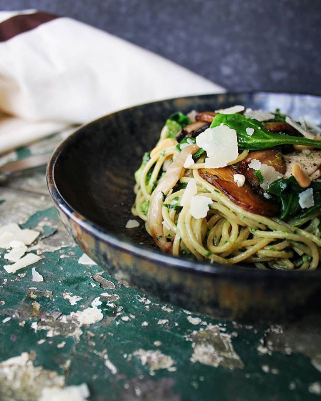 Pasta pesto met kip, spinazie en shitake