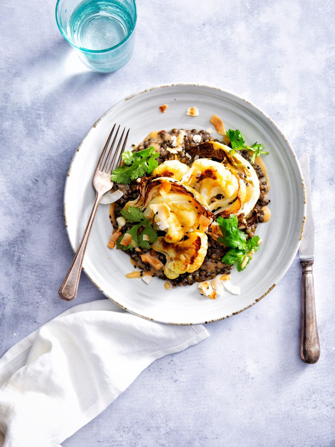 Geroosterde curry-bloemkool met linzen en kokosdressing