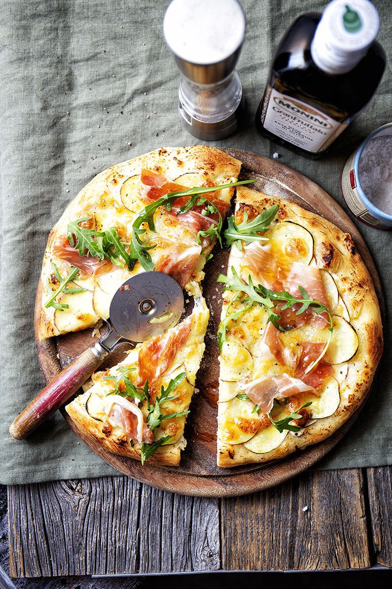 Zoete-aardappelpizza met parmaham, rucola en fruitige olijfolie