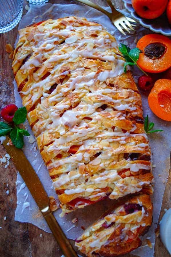 Strudel met frangipane, abrikozen en frambozen