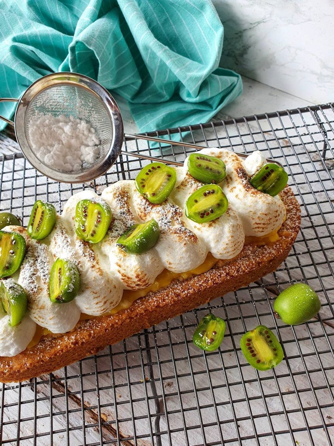Slof met lemoncurd, meringue en kiwibessen