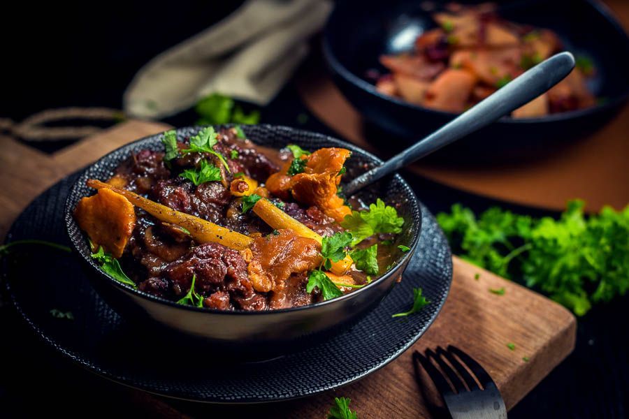 Herfststoofpotje van gerookt wildzwijn met pastinaak