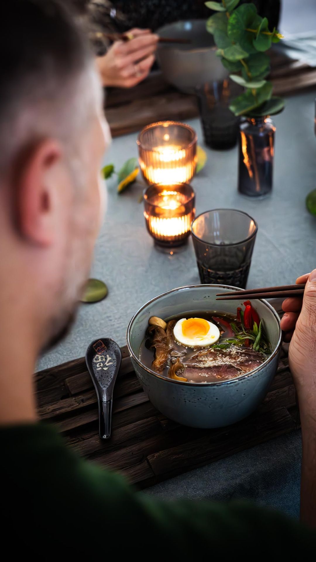 Tataki van rund bij een heerlijke bowl ramen - bbq bastard