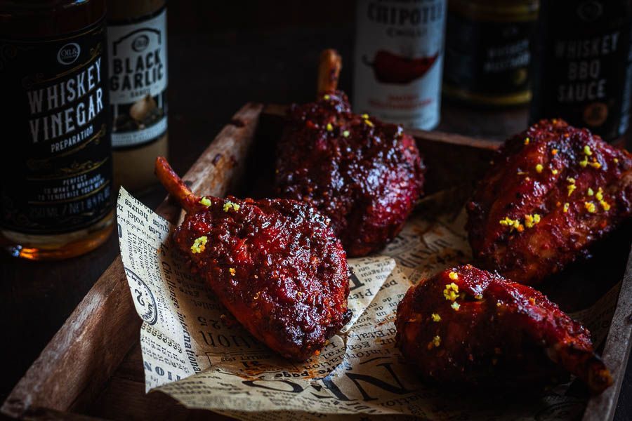 Smoked Pig Wings met chipotle, whisky en zwarte look