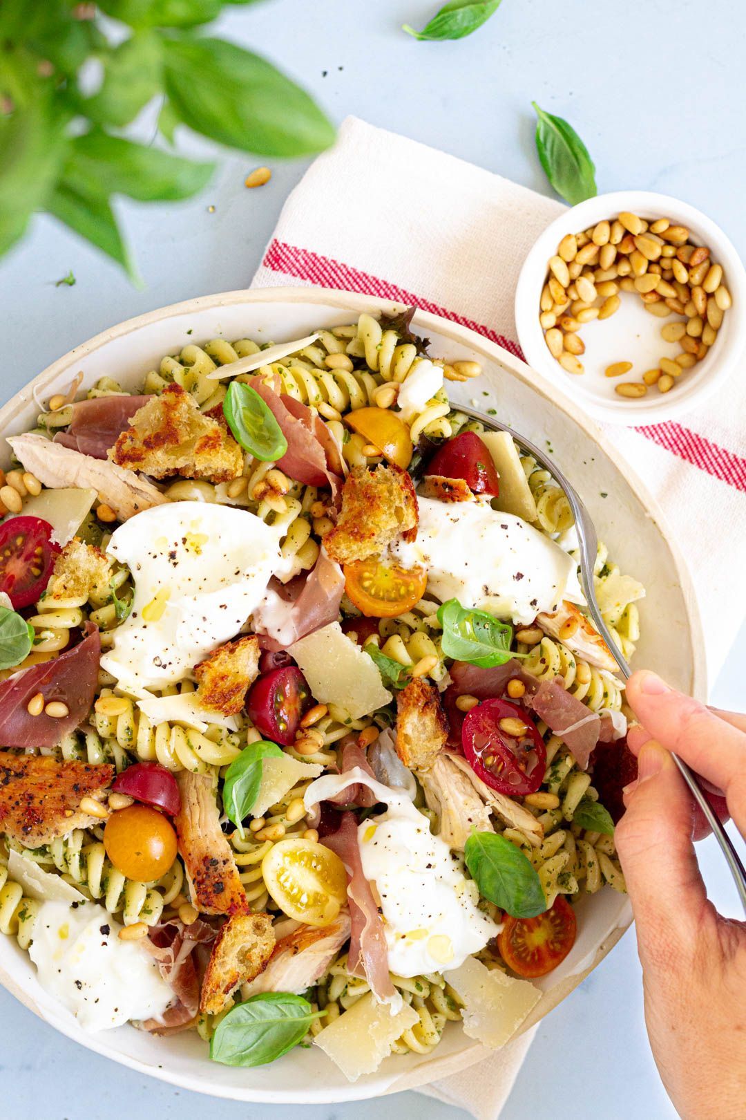 Pastasalade met pesto, kip en burrata