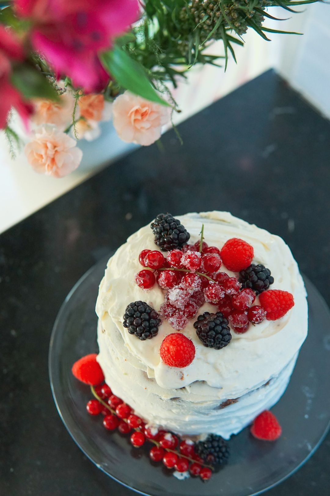 Luie Naked Cake met limoen en rood fruit