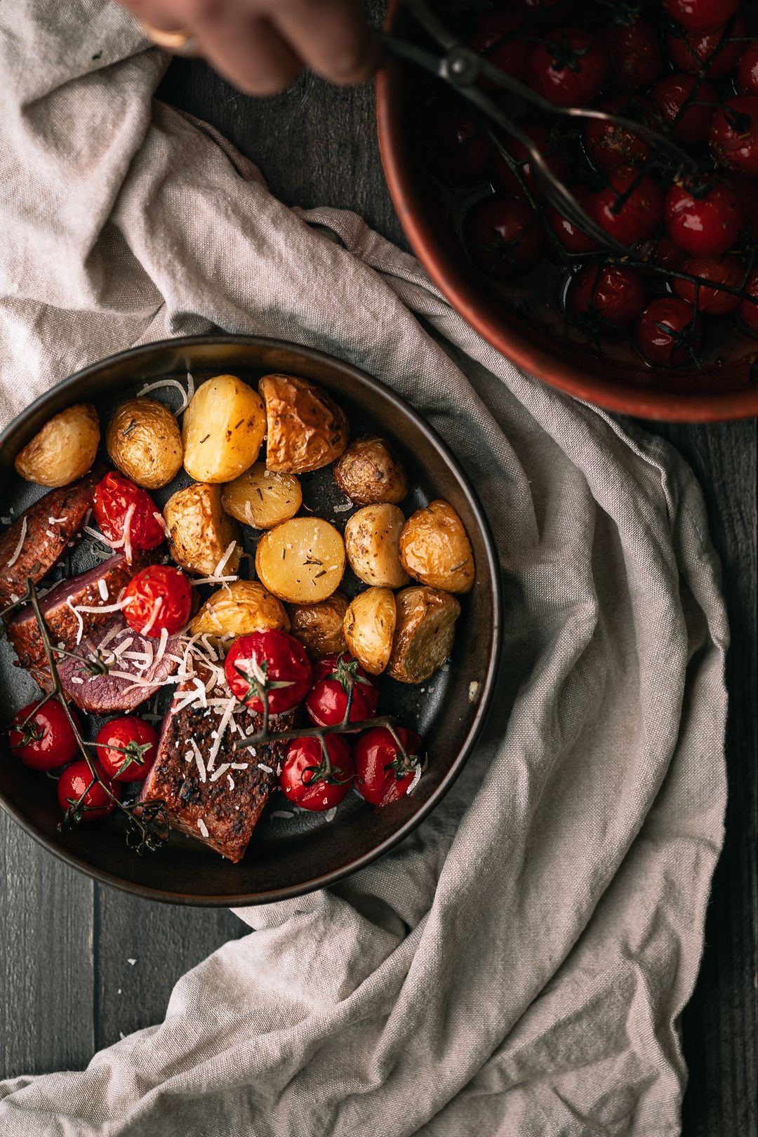 Mals & zijdezacht 🥰 | Lamsfilet met krieltjes & geroosterde tomaten