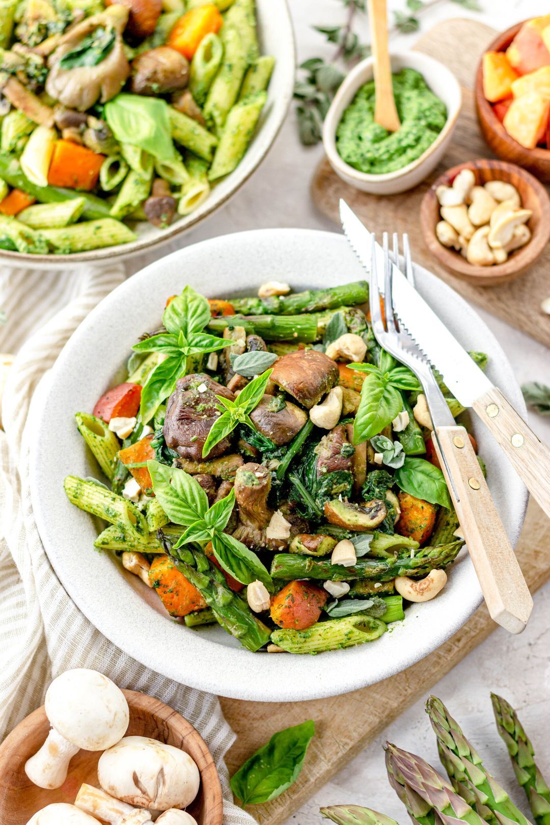 Pasta pesto met groene asperges, zoete aardappel en champignons